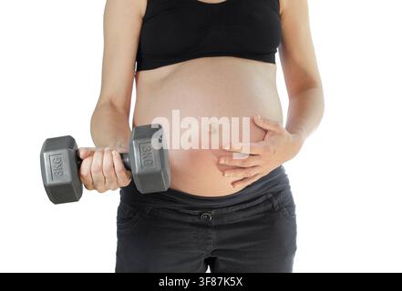 Donna incinta che tiene un manubrio Foto Stock