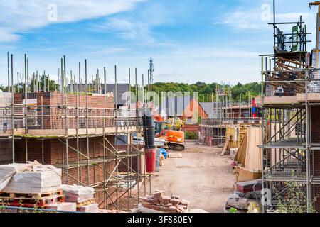 Muratura della superstruttura e impalcatura su un sito di sviluppo residenziale moderno Foto Stock