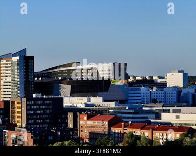 Vista aerea dello skyline moderno e degli edifici storici con tetti rossi nel centro città di Tampere, Pirkanmaa, Finlandia. Foto Stock