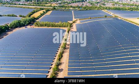 Veduta aerea di una grande fattoria solare che genera energia rinnovabile nel Regno Unito Foto Stock