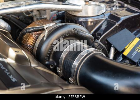 Lindau, Svizzera, 9 agosto 2026. Vista ravvicinata dettagliata che mostra un alloggiamento del compressore del turbocompressore BorgWarner nero con involucro termico e Haltech Foto Stock