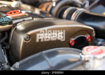 Lindau, Svizzera, 9 agosto 2026. Primo piano dettagliato che mostra il badge dorato del copritempo RB26, gli ingranaggi a camma aftermarket e il tappo del radiatore all’interno Foto Stock