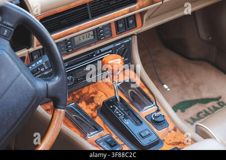 Lindau, Svizzera, 9 agosto 2026. Prospettiva interna dettagliata che mostra la console centrale con finiture in legno, il cambio automatico, l'orologio del cruscotto e fl Foto Stock