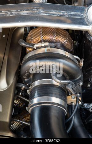 Lindau, Svizzera, 9 agosto 2026. Primo piano dettagliato di un turbocompressore BorgWarner con involucro termico e supporto della piastra nel vano motore personalizzato Foto Stock