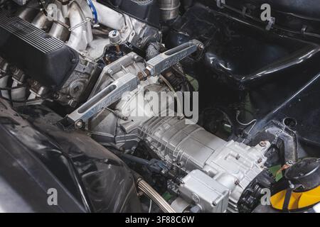 Lindau, Svizzera, 9 agosto 2026. Ripresa ad alta angolazione dettagliata del vano motore di una De Tomaso Pantera V8 vintage che mostra rinforzi Pantera personalizzati e ZF Foto Stock