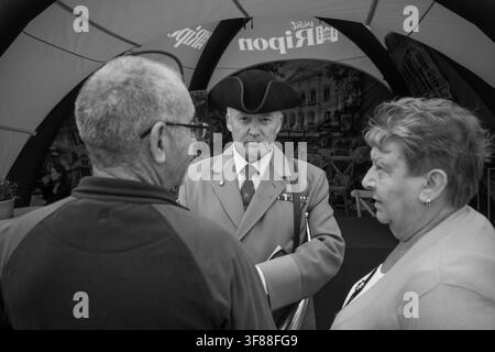 Fotografia in bianco e nero del Ripon Hornblower che parla con i visitatori ad Harrogate, North Yorkshire, Regno Unito. Foto Stock