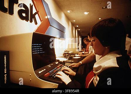 Bancone informazioni e biglietti Amtrak nella Union Station di Chicago, con impiegati che utilizzano console di lettura informatica per fornire informazioni sugli spazi disponibili e sulle tariffe, e inserire prenotazioni, nel 1974, come parte del sistema della società, Chicago essendo una delle cinque principali sedi con questa capacità. Foto Stock