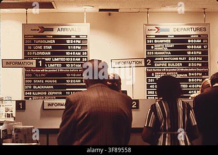 Bancone di informazioni e biglietti dell'Amtrak nella Union Station di Chicago, che utilizza un sistema di prenotazione informatizzato nazionale per modernizzare le informazioni ferroviarie e le procedure di biglietteria, da un fotografo di DOCUMERICA, 1974. Foto Stock