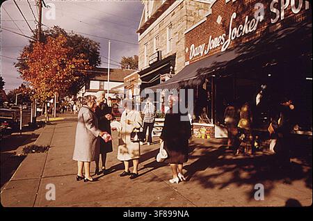 Donne che fanno shopping in una domenica d'autunno a Lake George Village, nell'Adirondack Forest Preserve, una fotografia del programma DOCUMERICA, un progetto dell'Environmental Protection Agency degli Stati Uniti, 1 ottobre 1973. Foto Stock