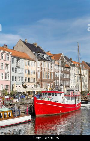 Barca da pesca rossa al porto di Nyhavn – Copenaghen, Danimarca. Foto Stock