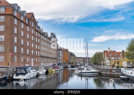 Barche lungo il canale di Christianshavn a Copenaghen, Danimarca. Foto Stock