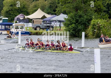 Otto femminile dell'Università di Oxford Brookes (Barca 11) nella Remenham Challenge Cup alla Henley Royal Regatta 2024, vincitori finali dell'evento. Foto Stock