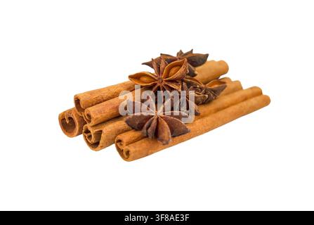 Bastoncini di cannella e anice stellato isolati su sfondo bianco Foto Stock