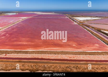 Vista aerea delle saline e dei laghi rosa di Walvis Bay in Namibia Foto Stock