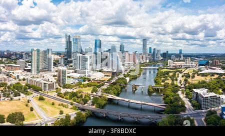 Panorama dello skyline di Austin, Texas lungo il fiume Colorado. Foto Stock