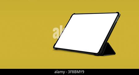 Modello di tablet moderno vuoto con cover nera per supporto in vista angolata su sfondo giallo Foto Stock