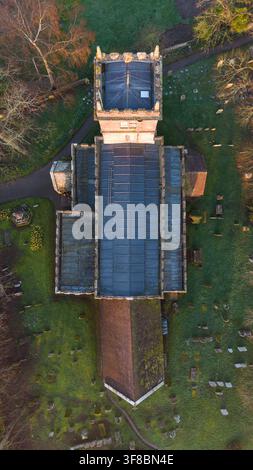 Vista aerea dall'alto della Chiesa di Santa Maria classificata di Grado I e del cimitero ad Alveley, Shropshire, Inghilterra Foto Stock