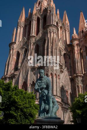 Statua di Fray Juan de San Miguel, fondatore di San Miguel de Allende, davanti alla Parroquia de San Miguel Arcángel, Guanajuato, Messico Foto Stock