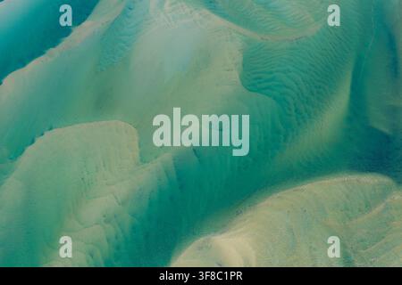 Visti dall'alto, i bassi banchi di sabbia sono modellati in motivi estetici dalle correnti fredde dell'Oceano Atlantico a Cape Cod, Massachusetts. Foto Stock