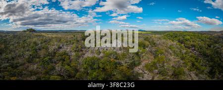 Vista aerea delle formazioni carsiche in calcare e della rigogliosa chioma forestale della Riserva Speciale di Ankarana a Diana, Madagascar. Foto Stock