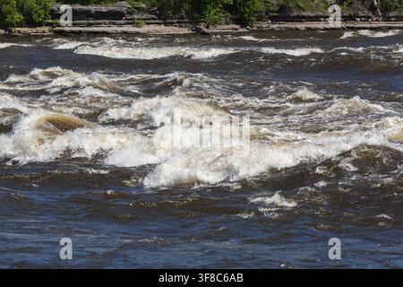 Rapidissimi torrenti d'acqua bianca turbolenti sul fiume Des Mille-Iles con livello dell'acqua alto in primavera, Laval, Quebec, Canada Foto Stock
