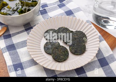Dischi di kelp essiccato compresso per una rapida preparazione della zuppa Foto Stock