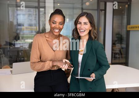 Donna di successo che si stringono la mano dopo un incontro di lavoro Foto Stock