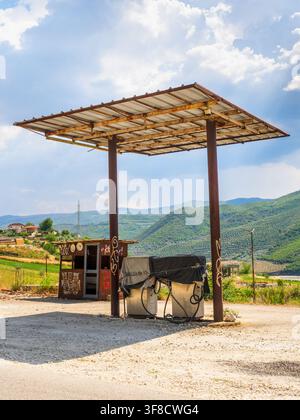 Antica stazione di servizio abbandonata nella regione di Berat - Albania Foto Stock