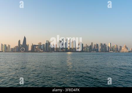 Doha, Qatar - 14 febbraio 2026: Ampia vista panoramica della skyline moderna di Doha sul Golfo Arabico nel tardo pomeriggio. Foto Stock