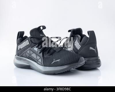 Scarpe da ginnastica Puma Softride Enzo Nxt nere che mostrano la tomaia in mesh traspirante e la gabbia laterale geometrica in TPU su uno sfondo bianco riflettente pulito Foto Stock