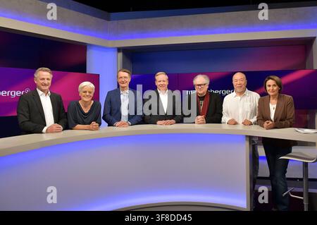 Nikolaus Blome, Ulrike Herrmann, Karl Lauterbach, Tilman Kuban, Heinz Rudolf Kunze, Ai Weiwei e Sandra Maischberger nel talk show ARD maischberger nello studio di Berlino Adlershof. Berlino, 11.08.2026 *** Nikolaus Blome, Ulrike Herrmann, Karl Lauterbach, Tilman Kuban, Heinz Rudolf Kunze, Ai Weiwei, e Sandra Maischberger nel talk show ARD *maischberger* allo studio di Berlino-Adlershof, Berlino, 11 agosto 2026 Foto:xM.xBehrensx/xFuturexImagex maischberger1108 6801 Foto Stock