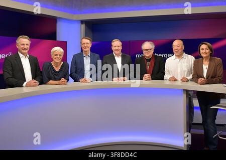 Nikolaus Blome, Ulrike Herrmann, Karl Lauterbach, Tilman Kuban, Heinz Rudolf Kunze, Ai Weiwei e Sandra Maischberger nel talk show ARD maischberger nello studio di Berlino Adlershof. Berlino, 11.08.2026 *** Nikolaus Blome, Ulrike Herrmann, Karl Lauterbach, Tilman Kuban, Heinz Rudolf Kunze, Ai Weiwei, e Sandra Maischberger nel talk show ARD *maischberger* allo studio di Berlino-Adlershof, Berlino, 11 agosto 2026 Foto:xM.xBehrensx/xFuturexImagex maischberger1108 6802 Foto Stock