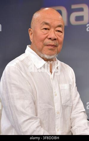 Ai Weiwei nel talk show ARD maischberger nello studio Berlin Adlershof. Berlin, 11.08.2026 *** Ai Weiwei nel talk show ARD *maischberger* allo studio Berlin Adlershof, Berlino, 11 agosto 2026 Foto:xM.xBehrensx/xFuturexImagex maischberger1108 6822 Foto Stock