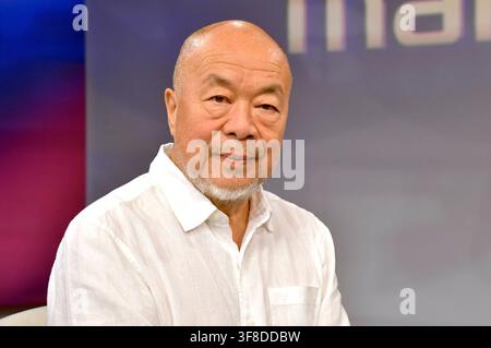 Ai Weiwei nel talk show ARD maischberger nello studio Berlin Adlershof. Berlino, 11.08.2026 *** Ai Weiwei nel talk show ARD *maischberger* allo studio Berlin Adlershof, Berlino, 11 agosto 2026 Foto:xM.xBehrensx/xFuturexImagex maischberger1108 6824 Foto Stock