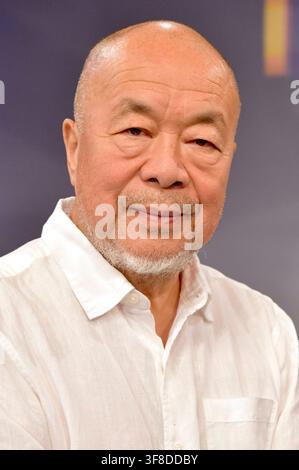 Ai Weiwei nel talk show ARD maischberger nello studio Berlin Adlershof. Berlino, 11.08.2026 *** Ai Weiwei nel talk show ARD *maischberger* allo studio Berlin Adlershof, Berlino, 11 agosto 2026 Foto:xM.xBehrensx/xFuturexImagex maischberger1108 6823 Foto Stock