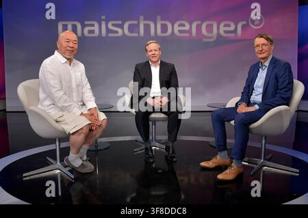 Ai Weiwei, Tilman Kuban e Karl Lauterbach nel talk show ARD maischberger nello studio di Berlino Adlershof. Berlino, 11.08.2026 *** Ai Weiwei, Tilman Kuban e Karl Lauterbach nel talk show ARD *maischberger* allo studio di Berlino Adlershof, Berlino, 11 agosto 2026 Foto:xM.xBehrensx/xFuturexImagex maischberger1108 6819 Foto Stock