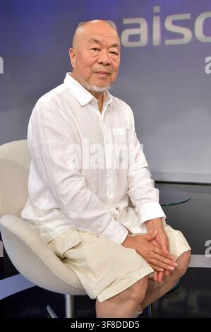 Ai Weiwei nel talk show ARD maischberger nello studio Berlin Adlershof. Berlino, 11.08.2026 *** Ai Weiwei nel talk show ARD *maischberger* allo studio Berlin Adlershof, Berlino, 11 agosto 2026 Foto:xM.xBehrensx/xFuturexImagex maischberger1108 6821 Foto Stock