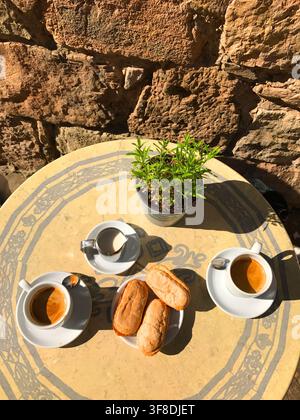 Due tazze di caffè con biscotti su una terrazza. Foto Stock