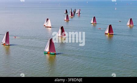 Vista aerea di barche a vela tradizionali sull'IJsselmeer Foto Stock