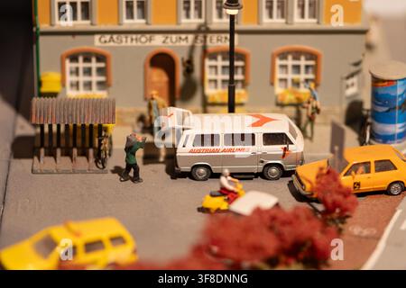 VIENA, AUSTRIA, 26 novembre 2022: Una vista ravvicinata mostra un diorama stradale in miniatura con un furgone Austrian Airlines, piccoli veicoli, figurine e un b Foto Stock