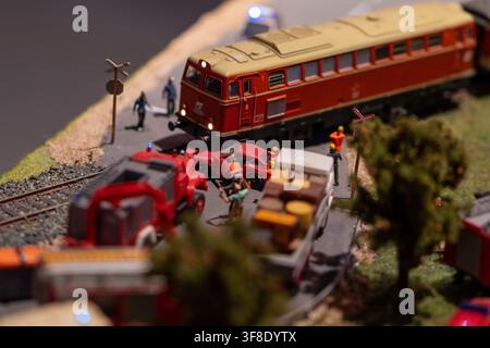 VIENA, AUSTRIA, 26 novembre 2022 : Un diorama ferroviario dettagliato mostra una locomotiva a un passaggio a livello accanto a un'auto distrutta, veicoli di emergenza e Sm Foto Stock