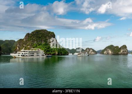 Baia di Hạ Long, Vietnam - La baia di Lan Ha è un sito del patrimonio mondiale UNESCO, è una meravigliosa meraviglia naturale nella baia di Hạ Long nel nord del Vietnam Foto Stock