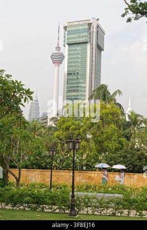 Kuala Lumpur, Malesia. 14 luglio 2026. Vista della Menara Kuala Lumpur (KL Tower) alta 421 metri e del Wisma Lee Rubber, un edificio per uffici di 29 piani su Foto Stock