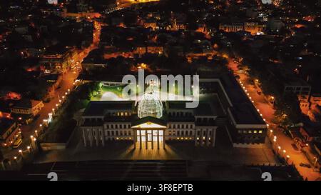 Tbilisi, Georgia. 10 settembre 2022. Vista aerea notturna dell'edificio della Palazzo Presidenziale illuminato con cupola in vetro circondato da lampioni a Tbi Foto Stock