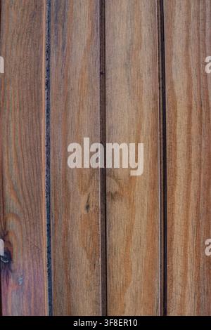 Sfondo texture pannello di legno invecchiato con scanalature verticali superficie in legno marrone naturale primo piano sfondo a tutto campo per la progettazione di interni foto d'archivio Foto Stock