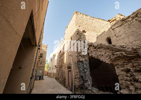 Case tradizionali in mattoni di fango in rovina nella storica vecchia città di Nizwa, Oman Foto Stock