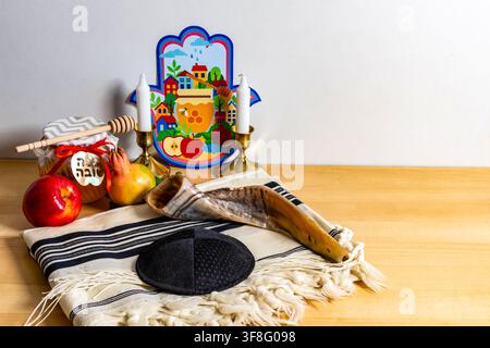 Simboli del nuovo anno ebraico inclusi shofar, miele, mele, melagrane e candelabri Foto Stock