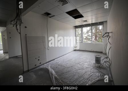 Stanza interna in ristrutturazione con cablaggio elettrico scoperto e installazione di soffitto sospeso Foto Stock