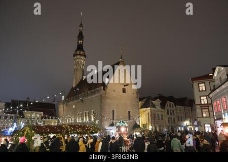 Tallinn, Estonia-29 novembre 2025: Vista notturna del Municipio di Tallinn nella vecchia città di Tallinn, folla di persone al mercato di Natale nella piazza del municipio Foto Stock