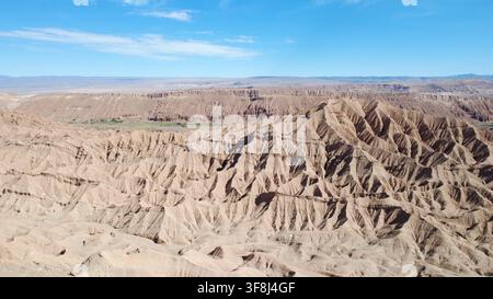 Vista aerea con drone del canyon eroso Garganta del Diablo con l'altopiano del deserto di Atacama sullo sfondo, San Pedro de Atacama, Cile. Foto Stock